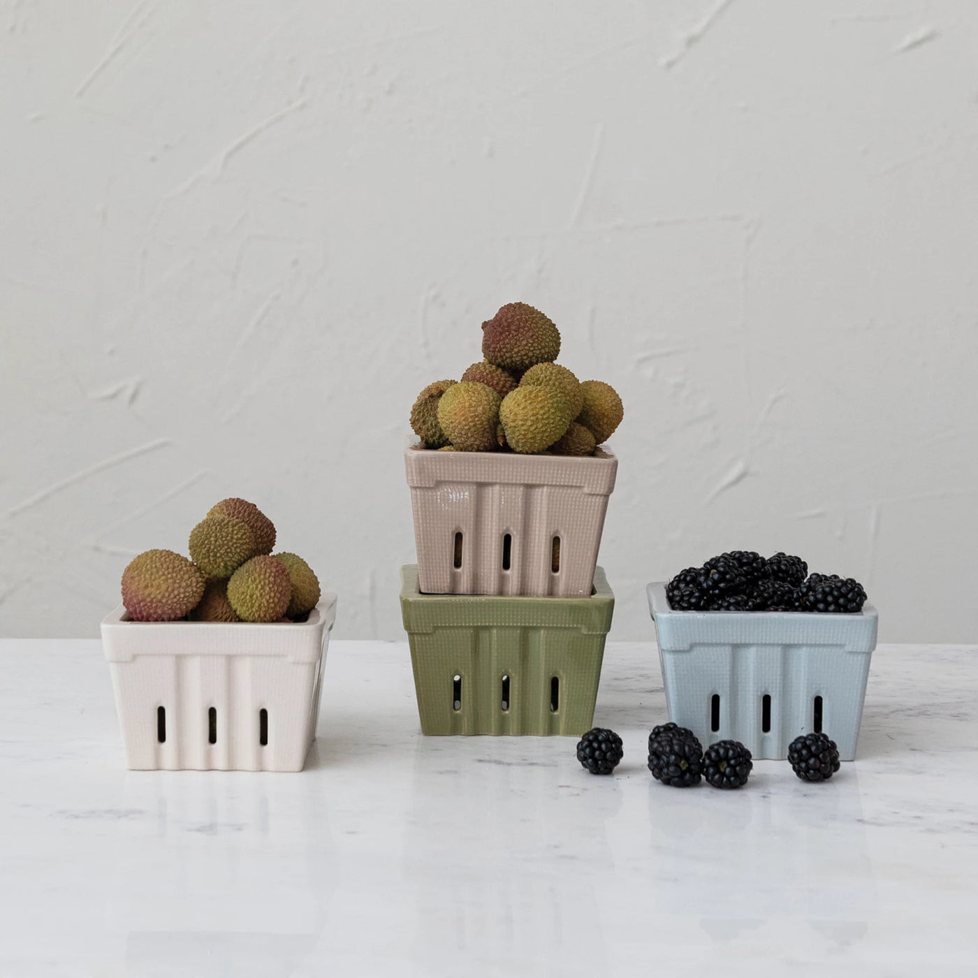 TEXTURED STONEWARE BERRY BASKET